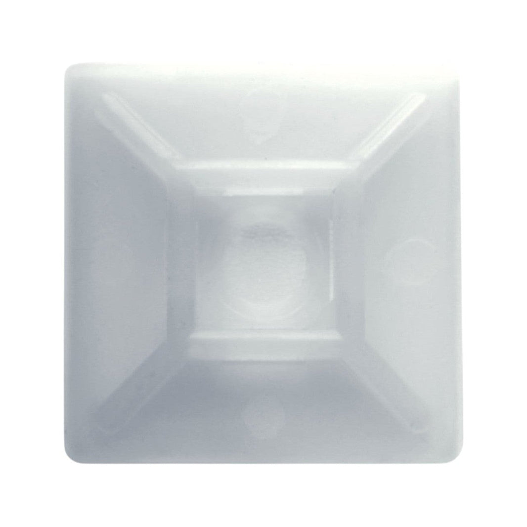 Base adherible para cinchos Argos de 28x28mm en color natural, fabricada en nylon resistente para organizar cables.
