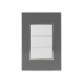 Placa armada Sanelec Venecia color humo con tres apagadores sencillos blancos para instalaciones eléctricas residenciales