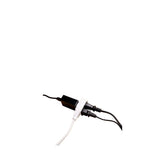 Extensión eléctrica Argos de 3 tomas con cables conectados sobre superficie de madera, ideal para electrodomésticos.