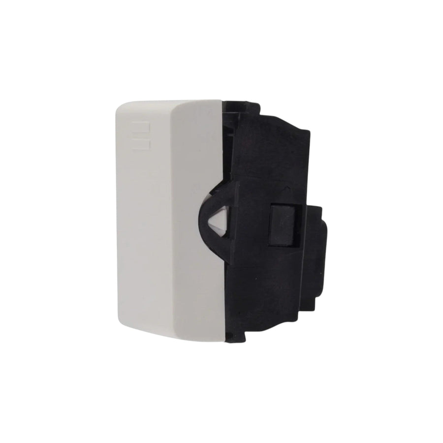 Interruptor sencillo Leviton de 16A en color blanco, fabricado en policarbonato resistente, disponible en PEFSA.