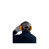 Trabajador con orejeras de seguridad amarillas Argos Confort de 25dB, ideales para protección auditiva industrial.
