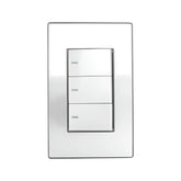 Placa armada Sanelec Cordoba de acero inoxidable con tres apagadores blancos para instalaciones eléctricas modernas.