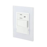 Placa armada Sanelec Venecia blanca con dos apagadores y un contacto aterrizado, disponible en PEFSA | Productos Eléctricos y Ferreteros