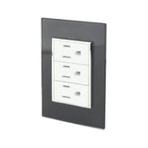 Placa armada Sanelec Venecia con tres contactos polarizados en color humo, ideal para instalaciones eléctricas PEFSA