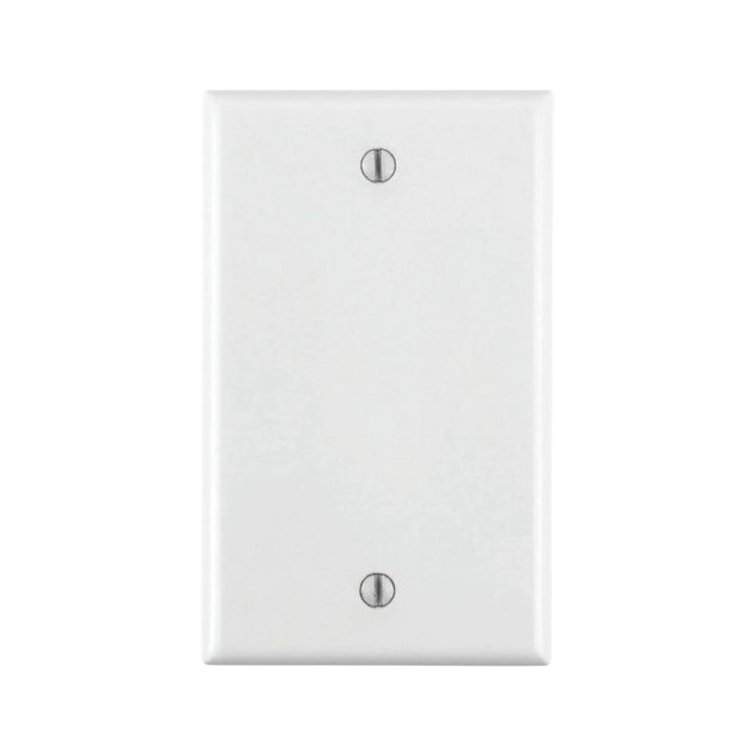 Placa ciega Leviton de urea blanca tamaño estándar para cajas eléctricas, disponible en PEFSA | Productos Eléctricos y Ferreteros