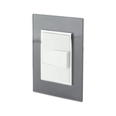 Placa armada Sanelec Venecia color humo con tres apagadores sencillos blancos, ideal para instalaciones eléctricas.