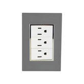 Placa armada Sanelec Venecia color humo con tres contactos polarizados blancos para instalaciones eléctricas