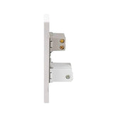 Placa armada Sanelec de PEFSA | Productos Eléctricos y Ferreteros con contacto blanco y puertos USB, vista lateral.