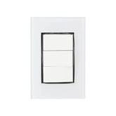 Placa armada Sanelec Venecia con tres apagadores sencillos blancos y marco cromado, ideal para instalaciones eléctricas.
