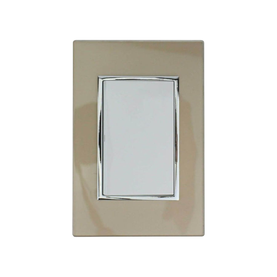 Placa armada Sanelec Venecia color champagne con apagador sencillo café, diseño elegante para instalaciones eléctricas