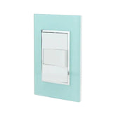 Placa armada Sanelec Venecia Aqua con tres apagadores blancos y marco color agua, ideal para exteriores.