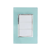 Placa armada Sanelec Venecia Aqua con tres apagadores blancos y marco color agua, ideal para exteriores.