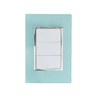 Placa armada Sanelec Venecia Aqua con tres apagadores blancos y marco color agua, ideal para exteriores.