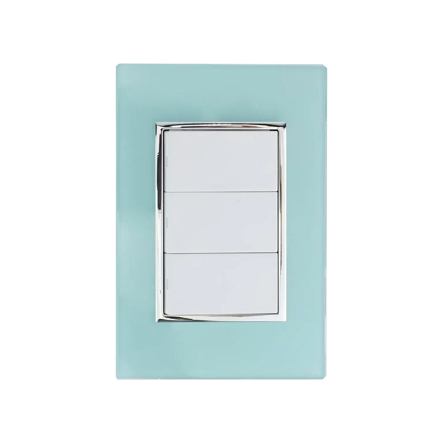 Placa armada Sanelec Venecia Aqua con tres apagadores blancos y marco color agua, ideal para exteriores.