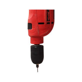 Rotomartillo rojo Santul de 500W perforando una pieza de madera, disponible en PEFSA | Productos Eléctricos y Ferreteros
