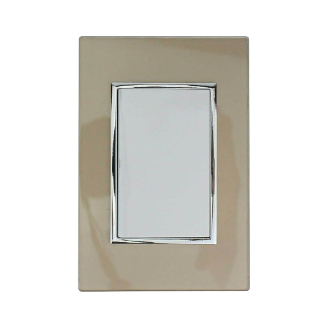 Placa armada Sanelec Venecia color champagne con apagador sencillo café, diseño elegante para instalaciones eléctricas